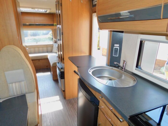Auto-Trail Apache 700 SE. Fiat 2.3 6 BERTH with 4 x 3 Point Seat Belts with Front and Rear Lounge and Dining Areas. £41,999 - Image 6