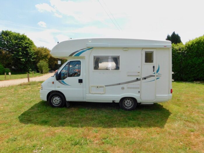 Auto-Sleeper Nuevo ES with 4 Berths and 5 x Travelling Seats with 5 x Seatbelts. Peugeot 2.0 Hdi Engine. 2005 and with Only 34,000 miles from New. (Deposit Now Taken) - Image 2