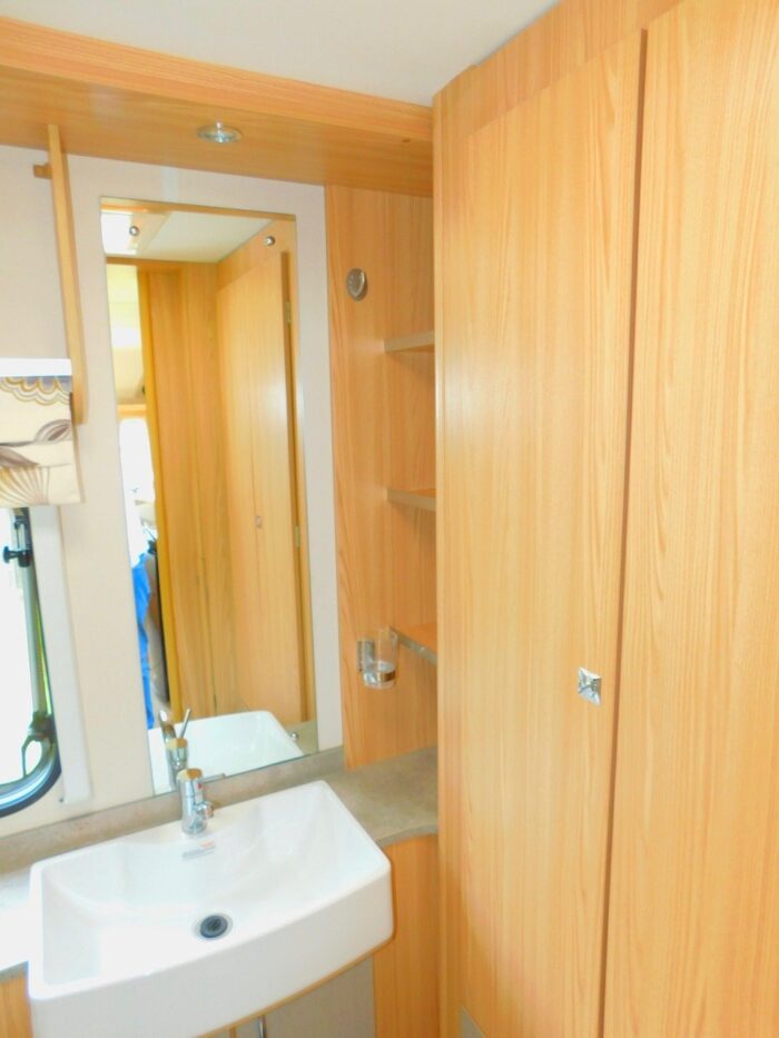 Coachman Vision 450/2 Luxury 2 Berth Compact Caravan with Motor Mover. 2015. £11,450 - Image 4