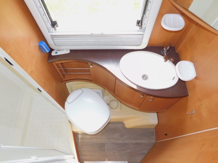 Rapido 927F Luxury 4 Berth Motorhome with 4 x Seat Belts. Fiat 2.8 Hdi with Spacious Lounge and 2 x Double Beds. Only 5.99m Long. £32,000 - Image 6