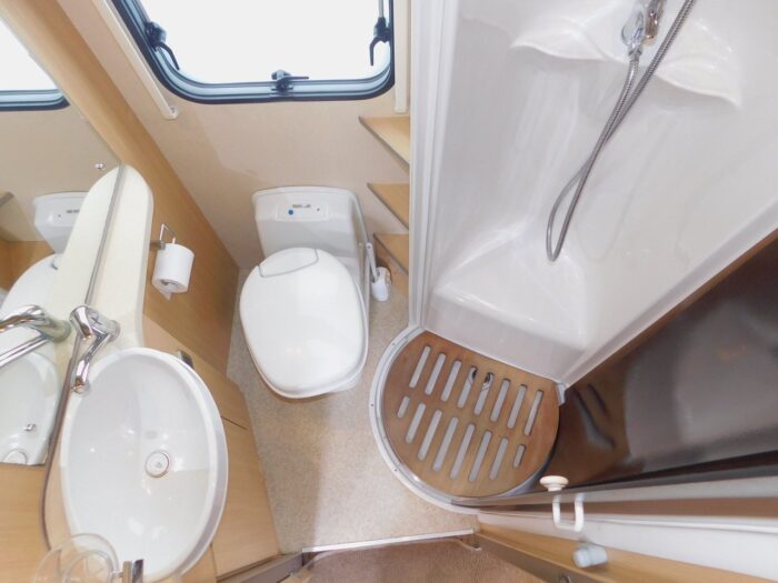 Bessacarr E695 Luxury 4 Berth with 4 x 3 point Seat Belts and 2 x Seating and Dining Areas. Only 7m Long. (Deposit Now Taken) - Image 8