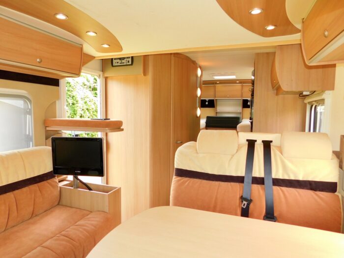 BURSTNER Ixeo IT 726 Luxury 4 Berth 2011 Motorhome with Large Garage, Twin Rear Beds or a Huge Double and a Double Drop Down Bed. Only 5,370 miles from New £39,999 - Image 5
