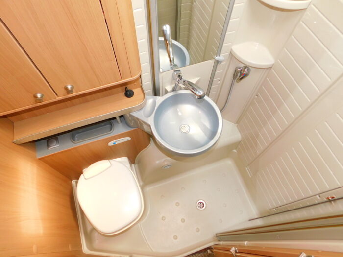 BURSTNER Ixeo IT 726 Luxury 4 Berth 2011 Motorhome with Large Garage, Twin Rear Beds or a Huge Double and a Double Drop Down Bed. Only 5,370 miles from New £39,999 - Image 18