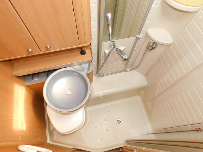 BURSTNER Ixeo IT 726 Luxury 4 Berth 2011 Motorhome with Large Garage, Twin Rear Beds or a Huge Double and a Double Drop Down Bed. Only 5,370 miles from New £39,999 - Image 15