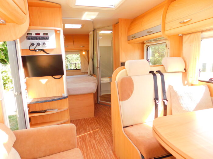 BURSTNER Solano T615 3 to 4 Berth, 4 Seatbelts 6.9m long and 2.3m Wide with a Gross Weight of 3500kg Sold - Image 7