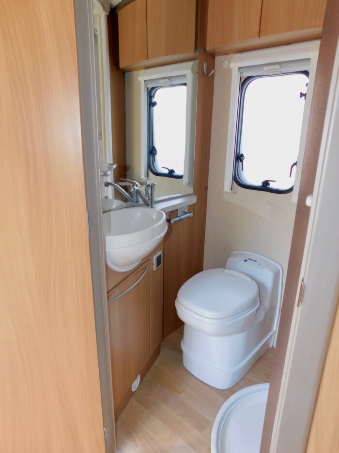 Swift Bolero 630 PR Luxury 2 Berth with Large U Shape Rear Lounge. Only approximately 6.5m Long. Plated at 3500 Kgs. £29,999 - Image 15