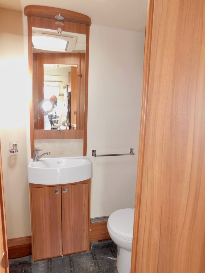 Elddis MAJESTIC 275 Luxury 2 Berth Motorhome with Huge Lounge and Only 4,716 Miles from New. £47,999 - Image 4