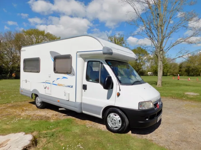 Swift Sundance 600 FB Luxury 2 Berth Fiat 2.3 with Fixed Corner Bed and low Mileage. Shower Room with Flushing TOILET. With a Plated Weight of 3,400 Kgs this can be Driven by Drivers of All Ages as you do NOT need to have the C1 entitlement on your driving licence.. £22,999 - Image 3