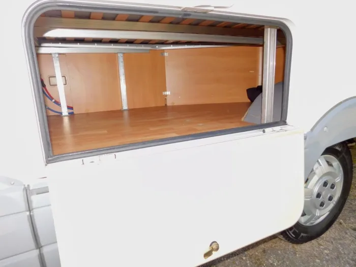 Swift Sundance 600 FB Luxury 2 Berth Fiat 2.3 with Fixed Corner Bed and low Mileage. Shower Room with Flushing TOILET. With a Plated Weight of 3,400 Kgs this can be Driven by Drivers of All Ages as you do NOT need to have the C1 entitlement on your driving licence.. £22,999 - Image 24