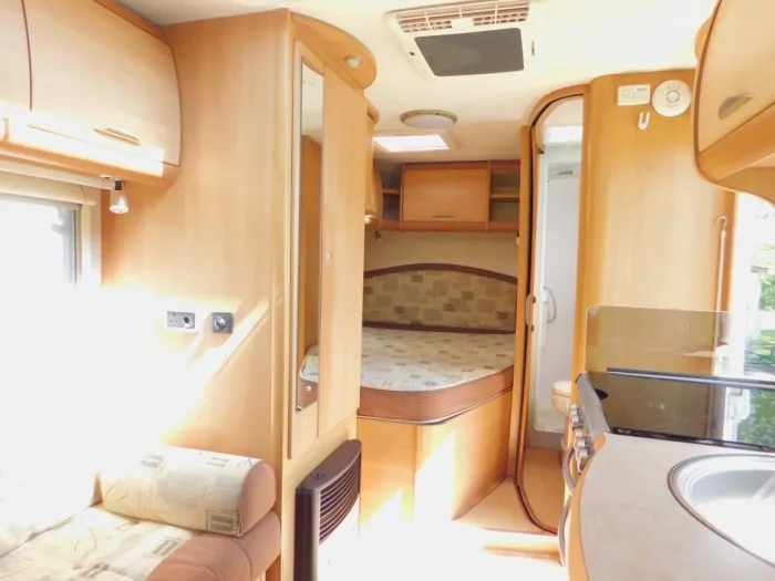 Swift Sundance 600 FB Luxury 2 Berth Fiat 2.3 with Fixed Corner Bed and low Mileage. Shower Room with Flushing TOILET. With a Plated Weight of 3,400 Kgs this can be Driven by Drivers of All Ages as you do NOT need to have the C1 entitlement on your driving licence.. £22,999 - Image 9