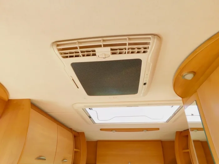 Swift Sundance 600 FB Luxury 2 Berth Fiat 2.3 with Fixed Corner Bed and low Mileage. Shower Room with Flushing TOILET. With a Plated Weight of 3,400 Kgs this can be Driven by Drivers of All Ages as you do NOT need to have the C1 entitlement on your driving licence.. £22,999 - Image 23