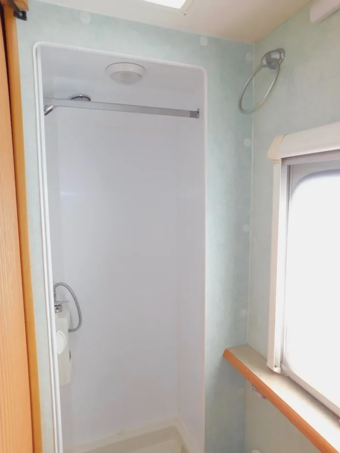 Swift Sundance 600 FB Luxury 2 Berth Fiat 2.3 with Fixed Corner Bed and low Mileage. Shower Room with Flushing TOILET. With a Plated Weight of 3,400 Kgs this can be Driven by Drivers of All Ages as you do NOT need to have the C1 entitlement on your driving licence.. £22,999 - Image 20