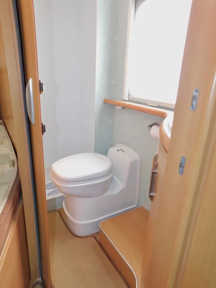 Swift Sundance 600 FB Luxury 2 Berth Fiat 2.3 with Fixed Corner Bed and low Mileage. Shower Room with Flushing TOILET. With a Plated Weight of 3,400 Kgs this can be Driven by Drivers of All Ages as you do NOT need to have the C1 entitlement on your driving licence.. £22,999 - Image 19