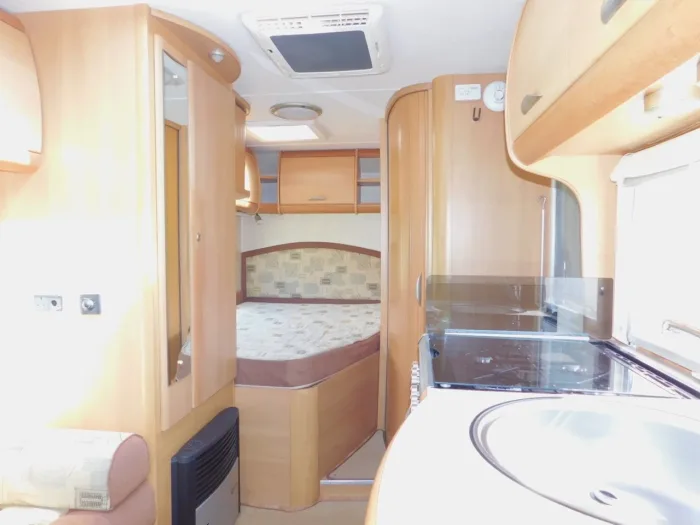 Swift Sundance 600 FB Luxury 2 Berth Fiat 2.3 with Fixed Corner Bed and low Mileage. Shower Room with Flushing TOILET. With a Plated Weight of 3,400 Kgs this can be Driven by Drivers of All Ages as you do NOT need to have the C1 entitlement on your driving licence.. £22,999 - Image 6