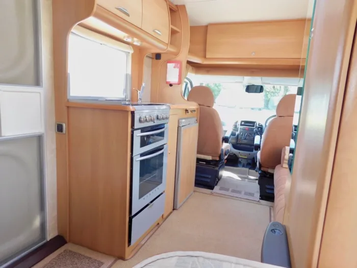 Swift Sundance 600 FB Luxury 2 Berth Fiat 2.3 with Fixed Corner Bed and low Mileage. Shower Room with Flushing TOILET. With a Plated Weight of 3,400 Kgs this can be Driven by Drivers of All Ages as you do NOT need to have the C1 entitlement on your driving licence.. £22,999 - Image 7