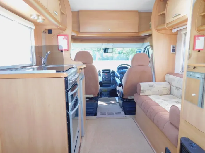 Swift Sundance 600 FB Luxury 2 Berth Fiat 2.3 with Fixed Corner Bed and low Mileage. Shower Room with Flushing TOILET. With a Plated Weight of 3,400 Kgs this can be Driven by Drivers of All Ages as you do NOT need to have the C1 entitlement on your driving licence.. £22,999 - Image 5