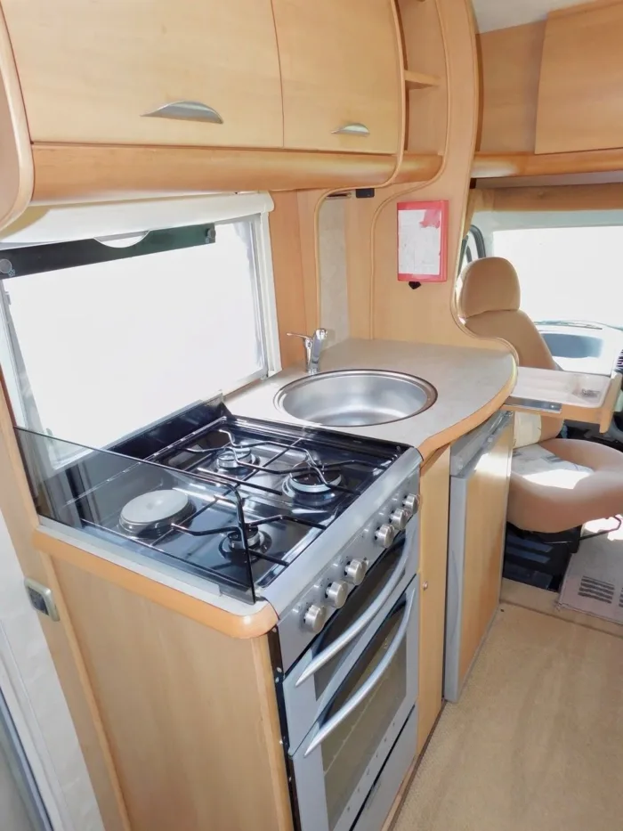 Swift Sundance 600 FB Luxury 2 Berth Fiat 2.3 with Fixed Corner Bed and low Mileage. Shower Room with Flushing TOILET. With a Plated Weight of 3,400 Kgs this can be Driven by Drivers of All Ages as you do NOT need to have the C1 entitlement on your driving licence.. £22,999 - Image 18