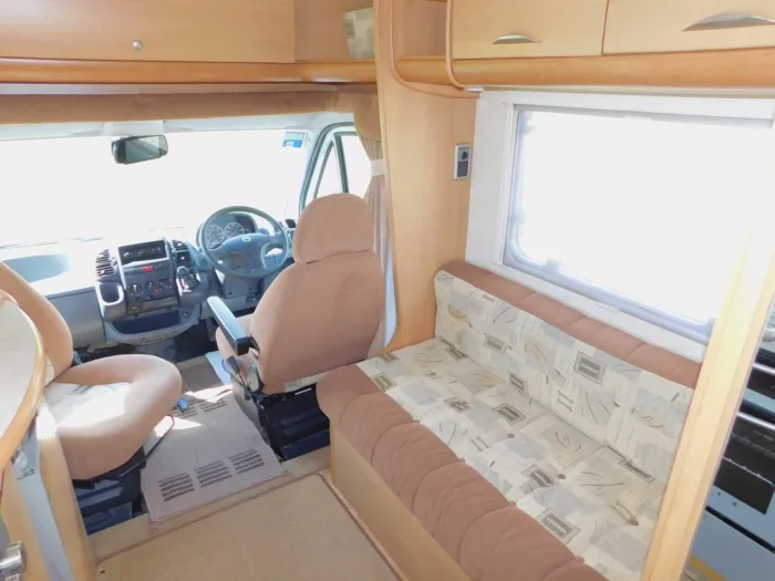 Swift Sundance 600 FB Luxury 2 Berth Fiat 2.3 with Fixed Corner Bed and low Mileage. Shower Room with Flushing TOILET. With a Plated Weight of 3,400 Kgs this can be Driven by Drivers of All Ages as you do NOT need to have the C1 entitlement on your driving licence.. £22,999 - Image 8