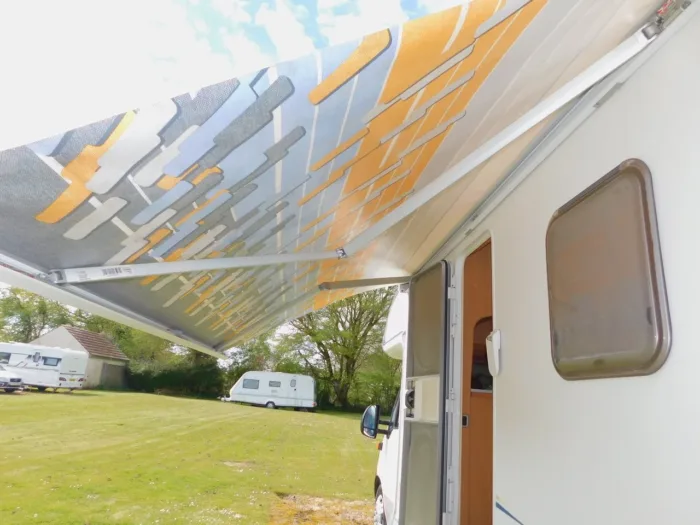 Swift Sundance 600 FB Luxury 2 Berth Fiat 2.3 with Fixed Corner Bed and low Mileage. Shower Room with Flushing TOILET. With a Plated Weight of 3,400 Kgs this can be Driven by Drivers of All Ages as you do NOT need to have the C1 entitlement on your driving licence.. £22,999 - Image 4