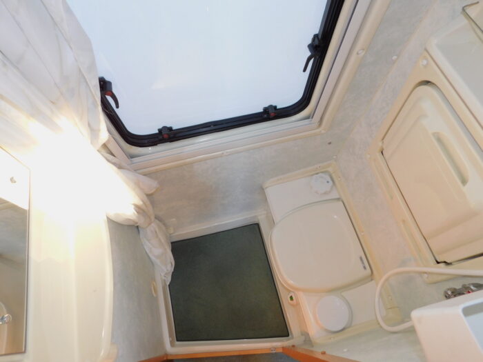 Auto-Sleeper Gatcombe VW 2.5 Tdi Manual Luxury 2 Berth. March 2000 with Only 64,000 miles from New. £20,000 - Image 10