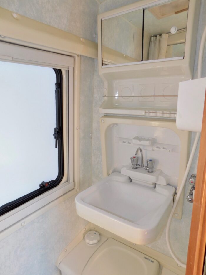 Auto-Sleeper Gatcombe VW 2.5 Tdi Manual Luxury 2 Berth. March 2000 with Only 64,000 miles from New. £20,000 - Image 9