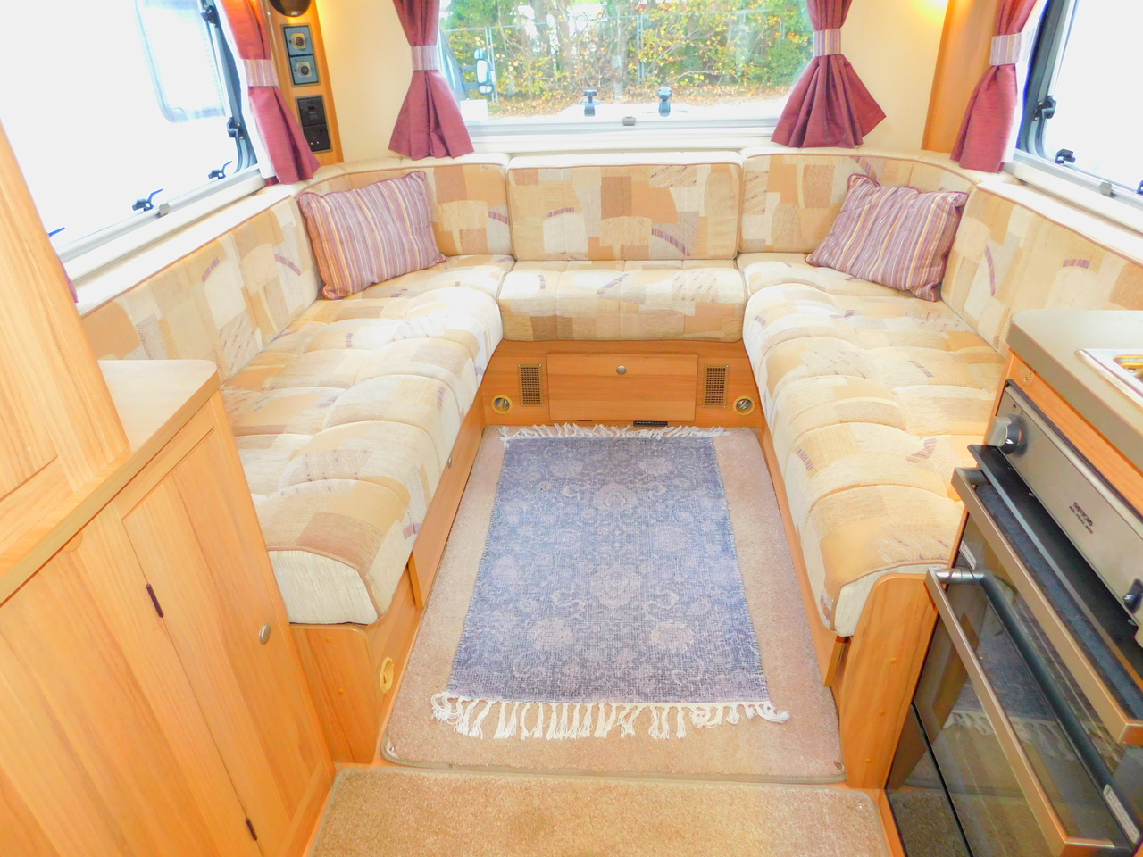 Bailey 625 Approach SE. Peugeot 2.2 Hdi Luxury 2 Berth with Huge Rear U Shape LOUNGE and Only 20,125 miles from New £34,999 - Image 4