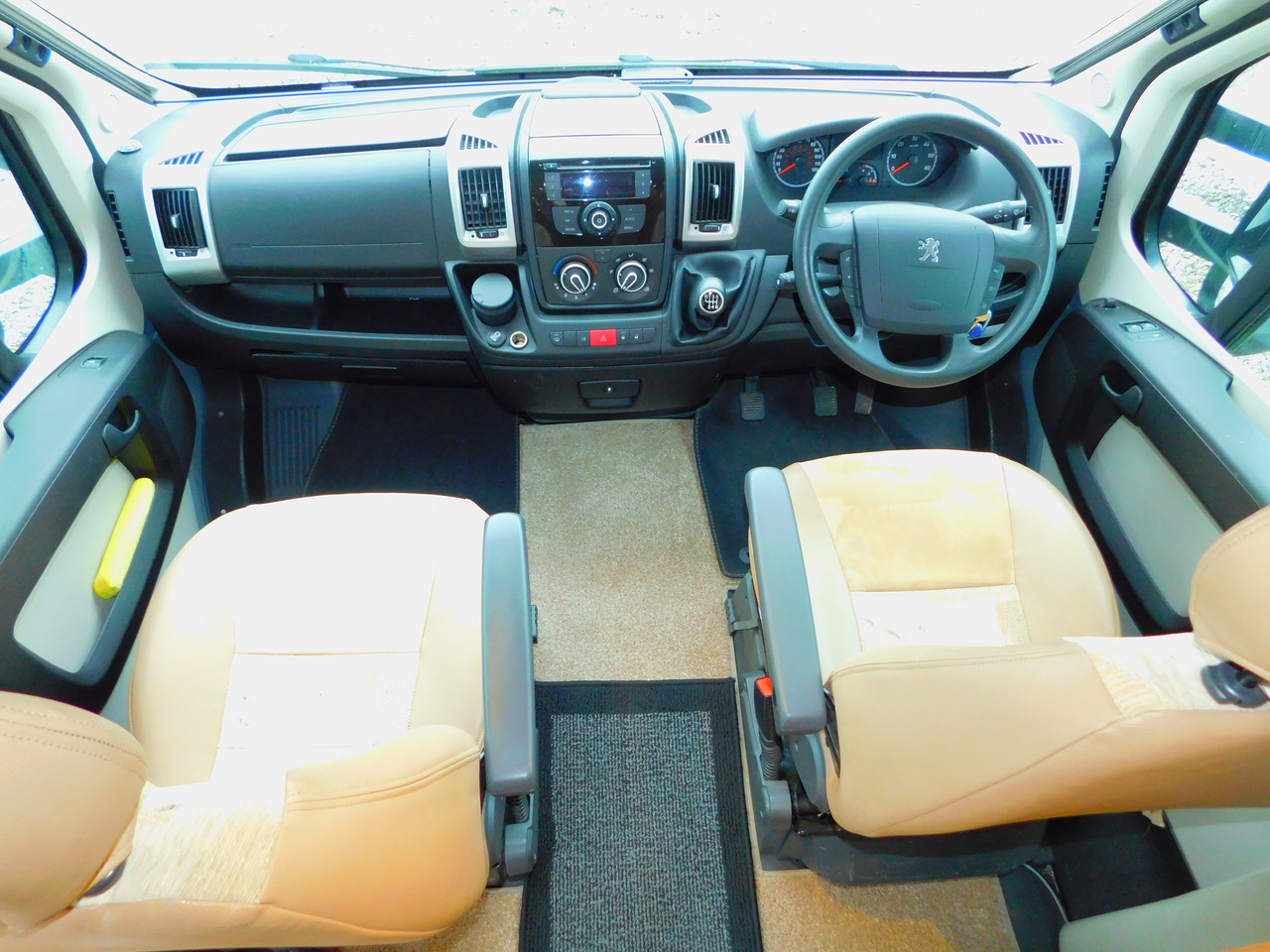 Bailey 625 Approach SE. Peugeot 2.2 Hdi Luxury 2 Berth with Huge Rear U Shape LOUNGE and Only 20,125 miles from New £34,999 - Image 19