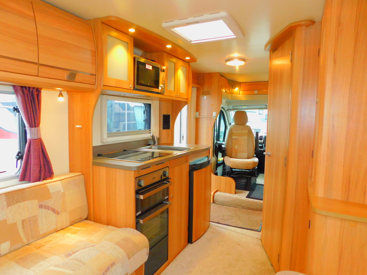 Bailey 625 Approach SE. Peugeot 2.2 Hdi Luxury 2 Berth with Huge Rear U Shape LOUNGE and Only 20,125 miles from New £34,999 - Image 6