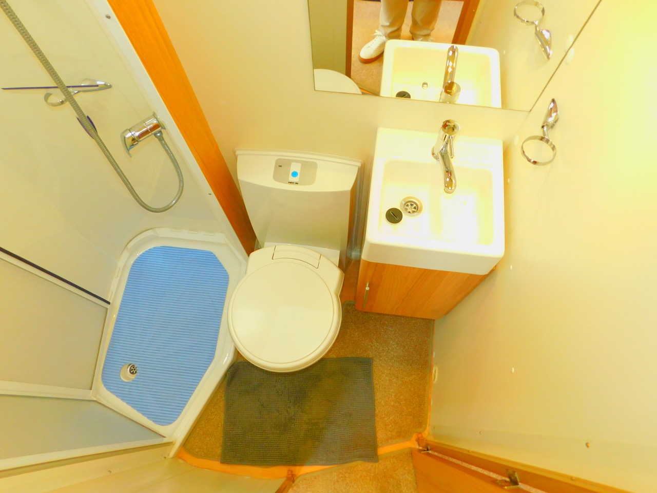 Bailey 625 Approach SE. Peugeot 2.2 Hdi Luxury 2 Berth with Huge Rear U Shape LOUNGE and Only 20,125 miles from New £34,999 - Image 17