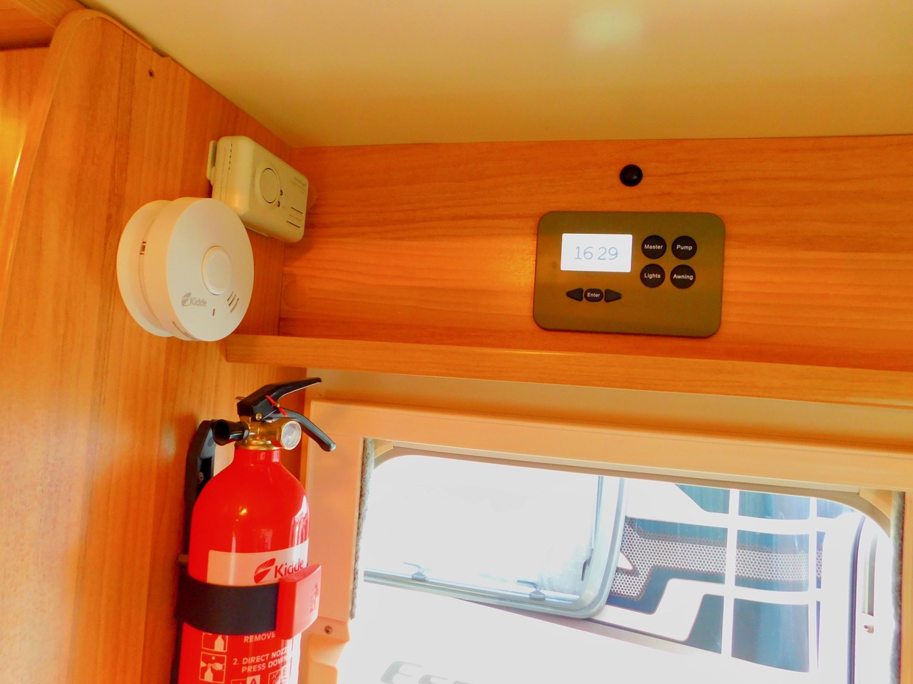 Bailey 625 Approach SE. Peugeot 2.2 Hdi Luxury 2 Berth with Huge Rear U Shape LOUNGE and Only 20,125 miles from New £34,999 - Image 26