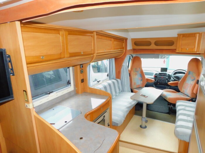 Rapido 786F Fiat 2.8 Luxury 4 Berth with Air Conditioning and Only 23,143 miles from New £23,999 - Image 4