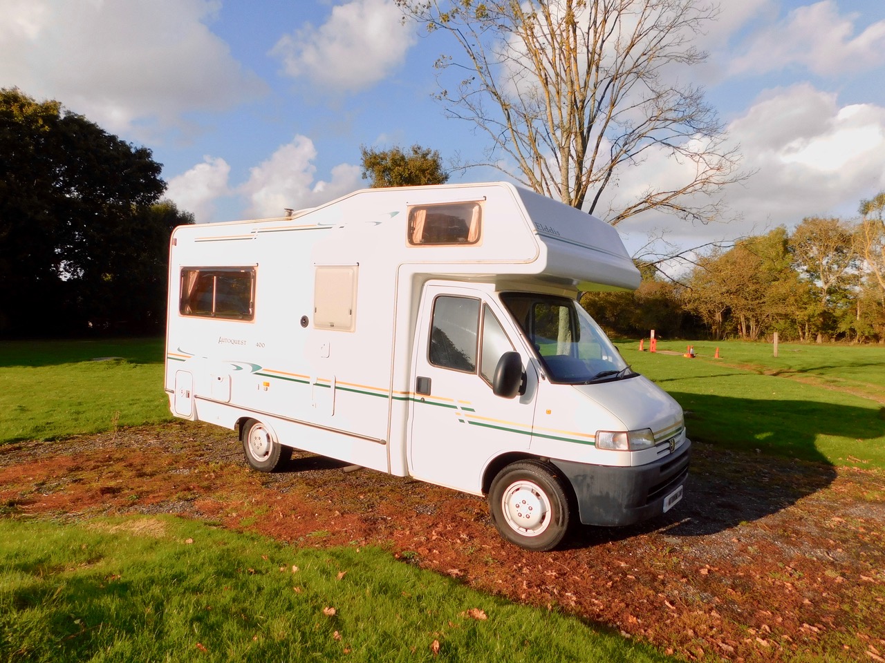 Elddis Autoquest 400 Luxury 4 Berth with Large U SHAPE REAR LOUNGE. Peugeot 2.0 Hdi. Peugeot 2.0 Hdi Engine. 2002 with Only 47,412 miles from New. Only 6m Long. £22,999