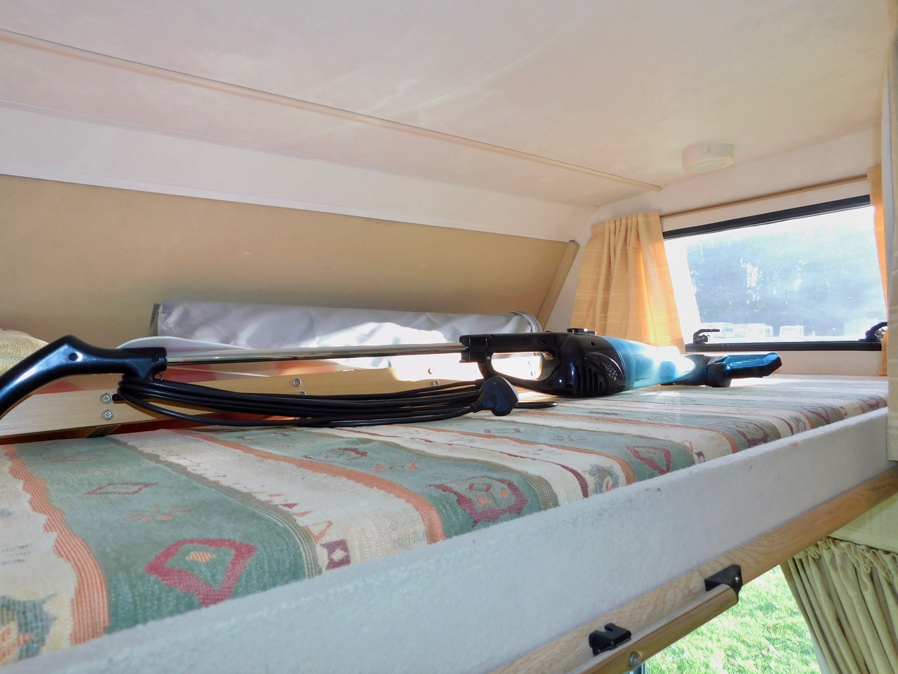 Elddis Autoquest 400 Luxury 4 Berth with Large U SHAPE REAR LOUNGE. Peugeot 2.0 Hdi. Peugeot 2.0 Hdi Engine. 2002 with Only 47,412 miles from New. Only 6m Long. £22,999 - Image 16