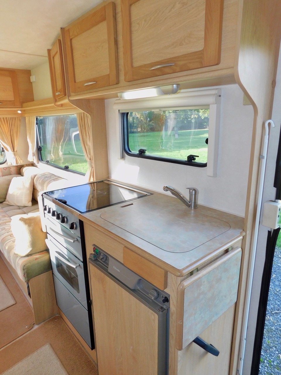 Elddis Autoquest 400 Luxury 4 Berth with Large U SHAPE REAR LOUNGE. Peugeot 2.0 Hdi. Peugeot 2.0 Hdi Engine. 2002 with Only 47,412 miles from New. Only 6m Long. £22,999 - Image 14
