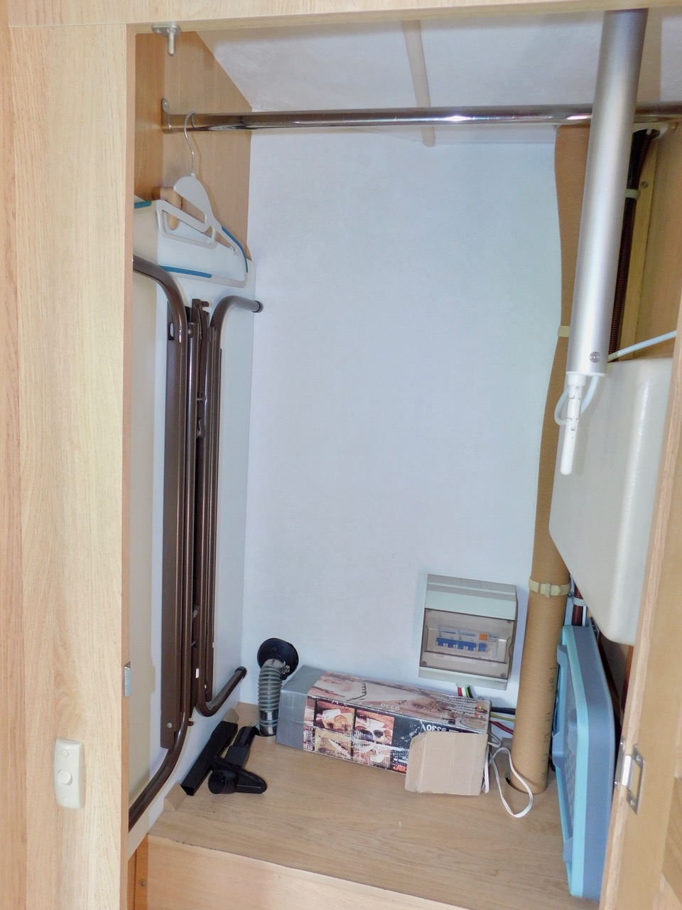 Elddis Autoquest 400 Luxury 4 Berth with Large U SHAPE REAR LOUNGE. Peugeot 2.0 Hdi. Peugeot 2.0 Hdi Engine. 2002 with Only 47,412 miles from New. Only 6m Long. £22,999 - Image 13