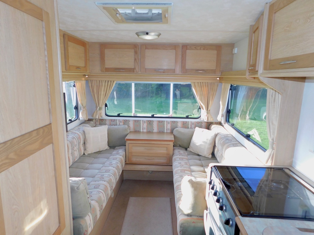 Elddis Autoquest 400 Luxury 4 Berth with Large U SHAPE REAR LOUNGE. Peugeot 2.0 Hdi. Peugeot 2.0 Hdi Engine. 2002 with Only 47,412 miles from New. Only 6m Long. £22,999 - Image 10