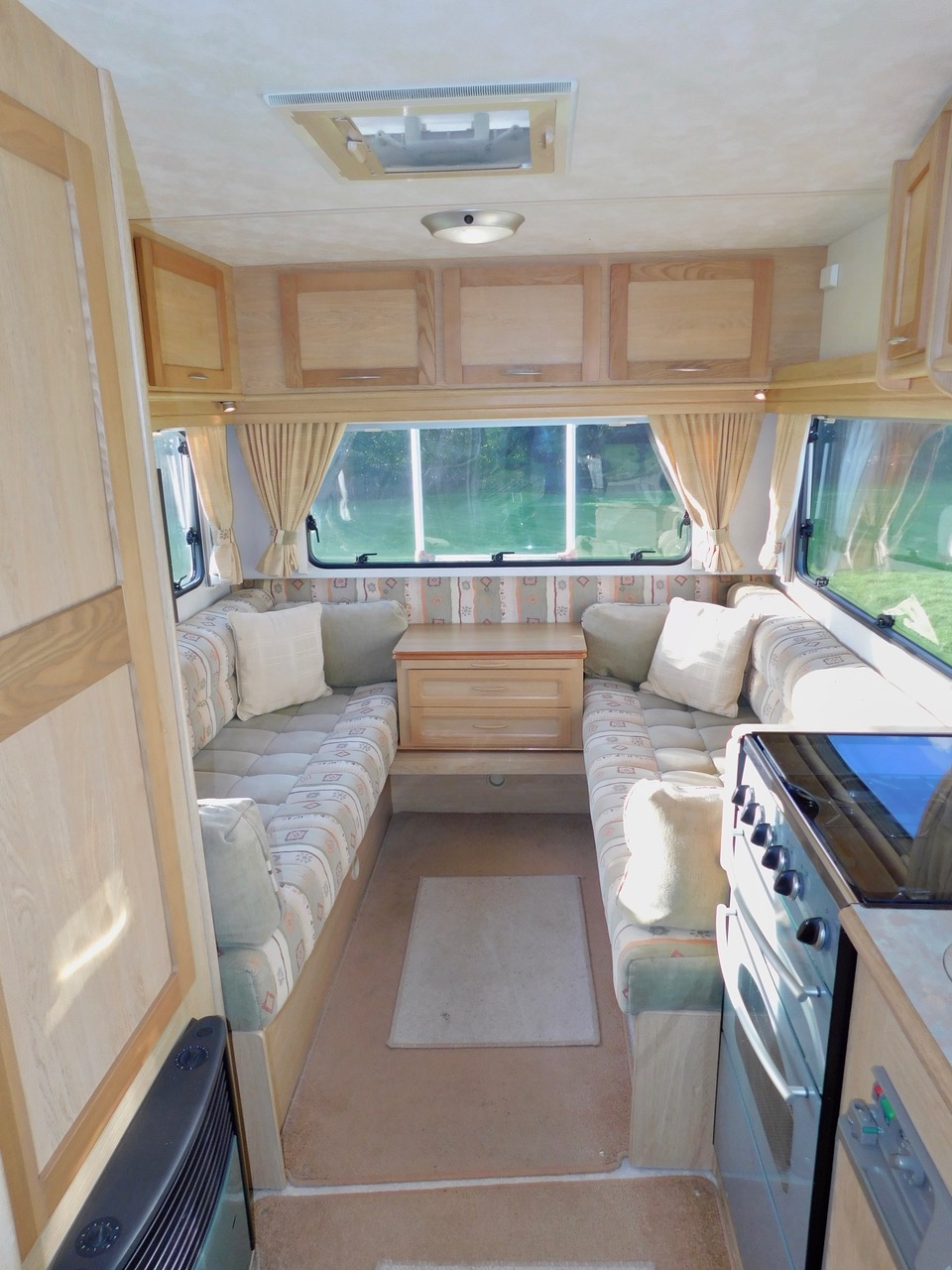 Elddis Autoquest 400 Luxury 4 Berth with Large U SHAPE REAR LOUNGE. Peugeot 2.0 Hdi. Peugeot 2.0 Hdi Engine. 2002 with Only 47,412 miles from New. Only 6m Long. £22,999 - Image 8