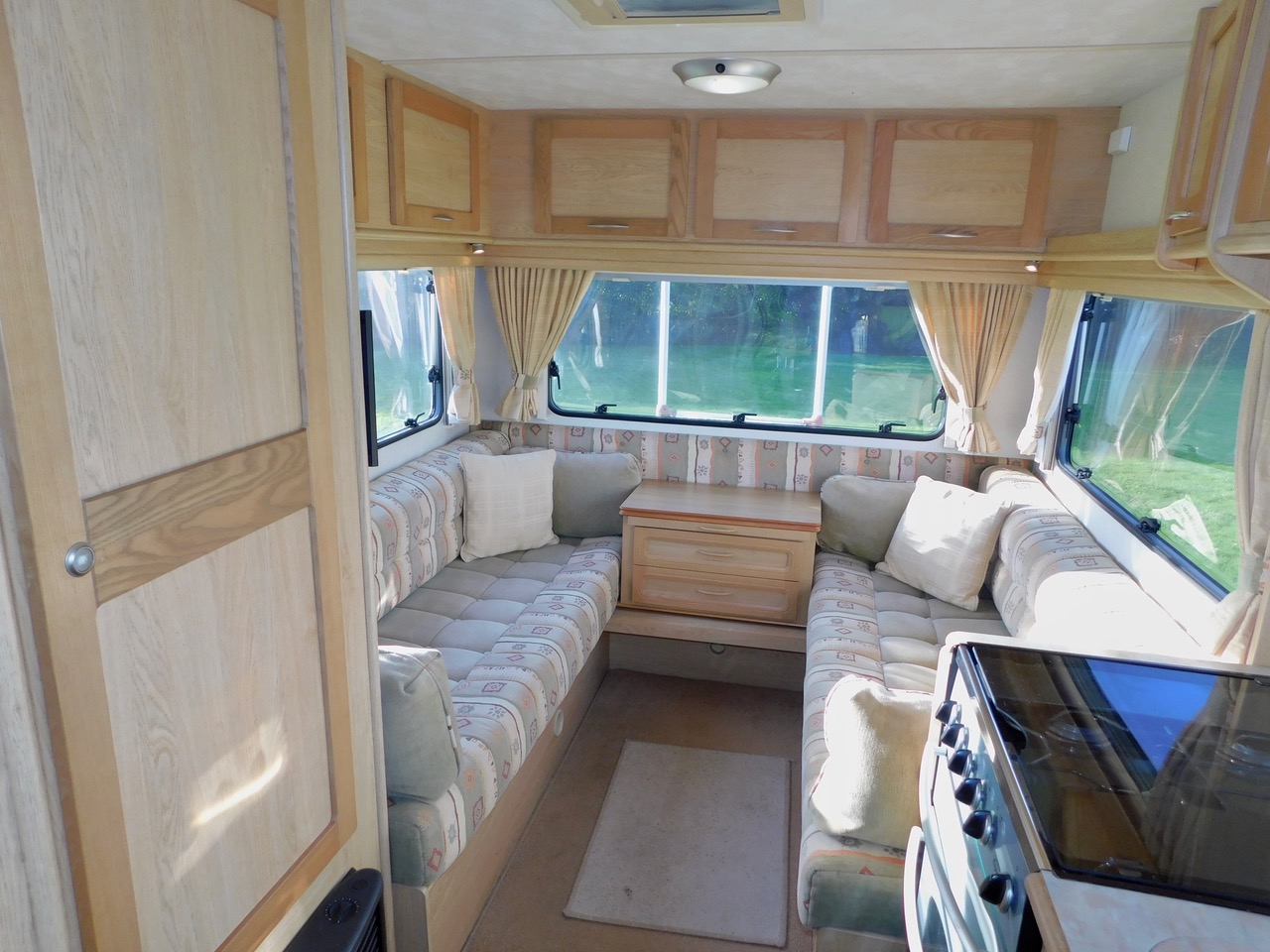 Elddis Autoquest 400 Luxury 4 Berth with Large U SHAPE REAR LOUNGE. Peugeot 2.0 Hdi. Peugeot 2.0 Hdi Engine. 2002 with Only 47,412 miles from New. Only 6m Long. £22,999 - Image 6