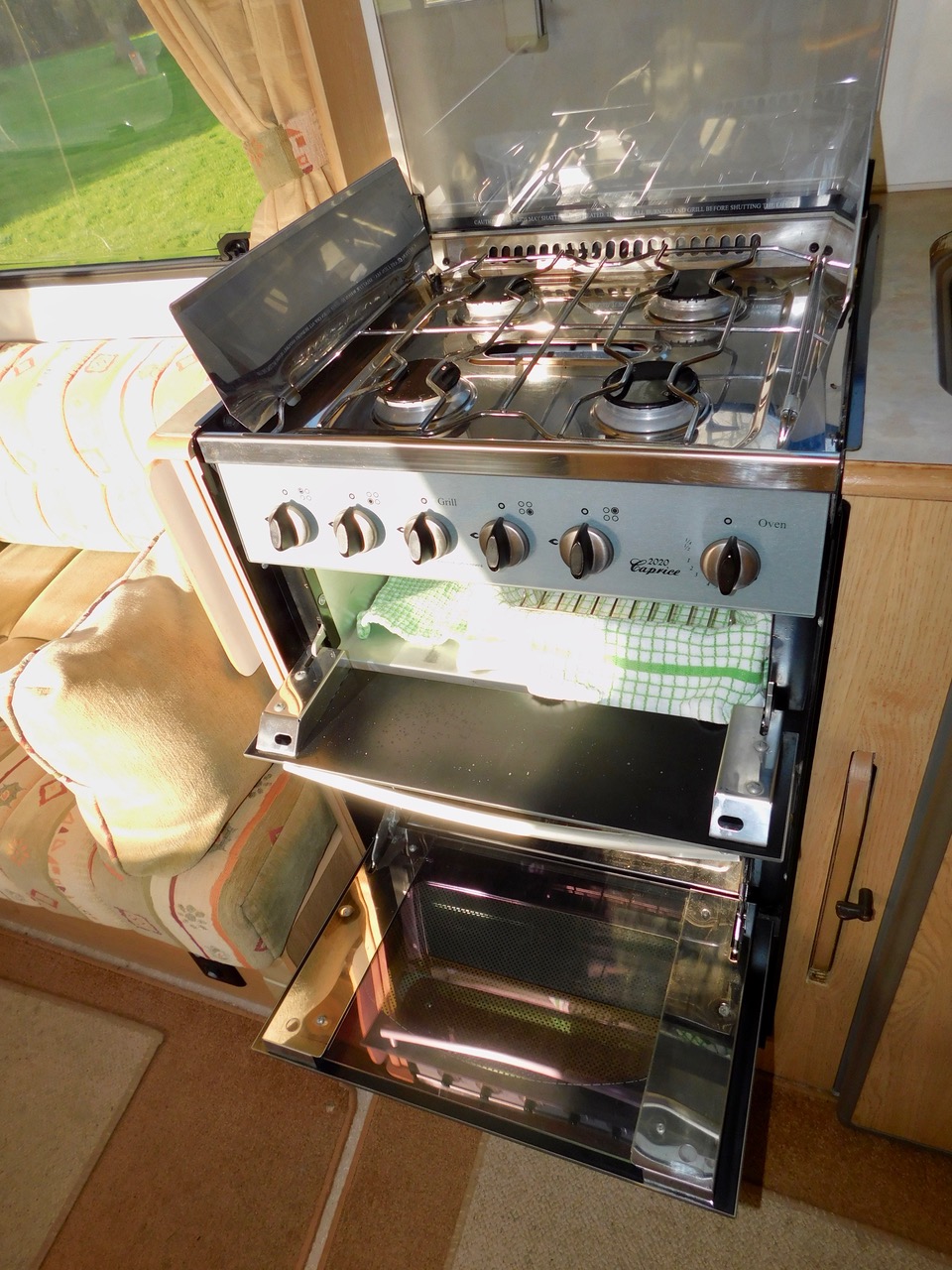 Elddis Autoquest 400 Luxury 4 Berth with Large U SHAPE REAR LOUNGE. Peugeot 2.0 Hdi. Peugeot 2.0 Hdi Engine. 2002 with Only 47,412 miles from New. Only 6m Long. £22,999 - Image 9