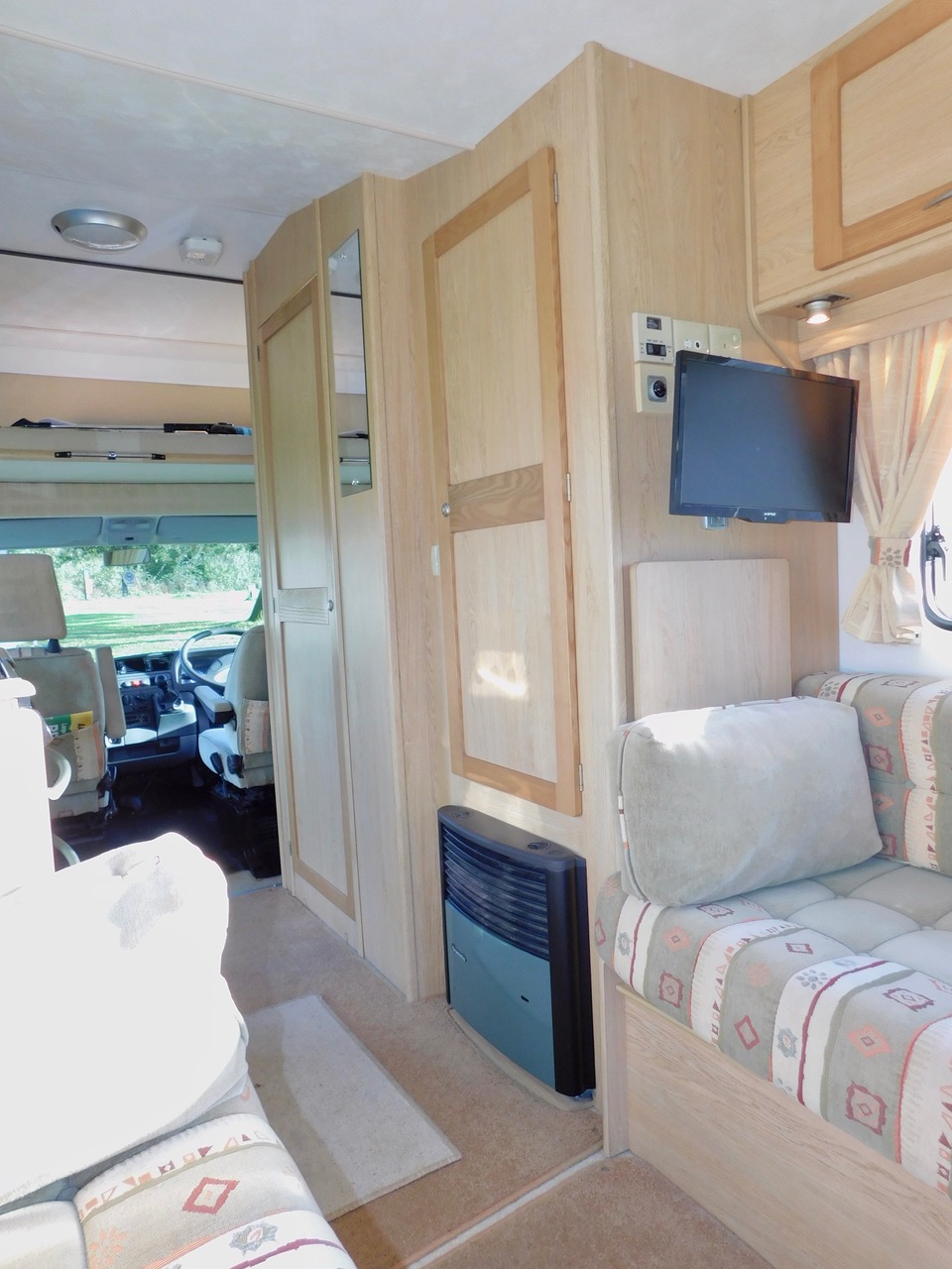 Elddis Autoquest 400 Luxury 4 Berth with Large U SHAPE REAR LOUNGE. Peugeot 2.0 Hdi. Peugeot 2.0 Hdi Engine. 2002 with Only 47,412 miles from New. Only 6m Long. £22,999 - Image 7
