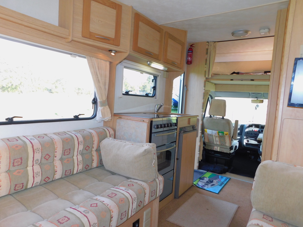 Elddis Autoquest 400 Luxury 4 Berth with Large U SHAPE REAR LOUNGE. Peugeot 2.0 Hdi. Peugeot 2.0 Hdi Engine. 2002 with Only 47,412 miles from New. Only 6m Long. £22,999 - Image 5