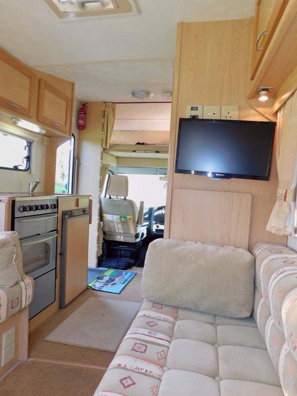 Elddis Autoquest 400 Luxury 4 Berth with Large U SHAPE REAR LOUNGE. Peugeot 2.0 Hdi. Peugeot 2.0 Hdi Engine. 2002 with Only 47,412 miles from New. Only 6m Long. £22,999 - Image 4
