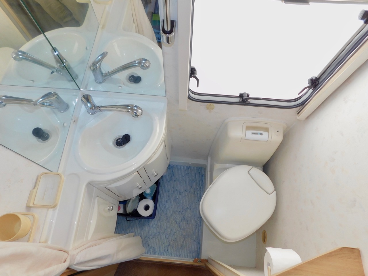 Elddis Autoquest 400 Luxury 4 Berth with Large U SHAPE REAR LOUNGE. Peugeot 2.0 Hdi. Peugeot 2.0 Hdi Engine. 2002 with Only 47,412 miles from New. Only 6m Long. £22,999 - Image 3
