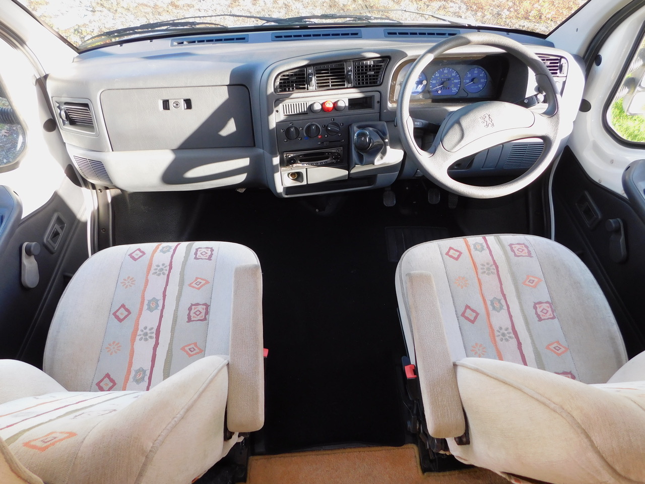 Elddis Autoquest 400 Luxury 4 Berth with Large U SHAPE REAR LOUNGE. Peugeot 2.0 Hdi. Peugeot 2.0 Hdi Engine. 2002 with Only 47,412 miles from New. Only 6m Long. £22,999 - Image 15