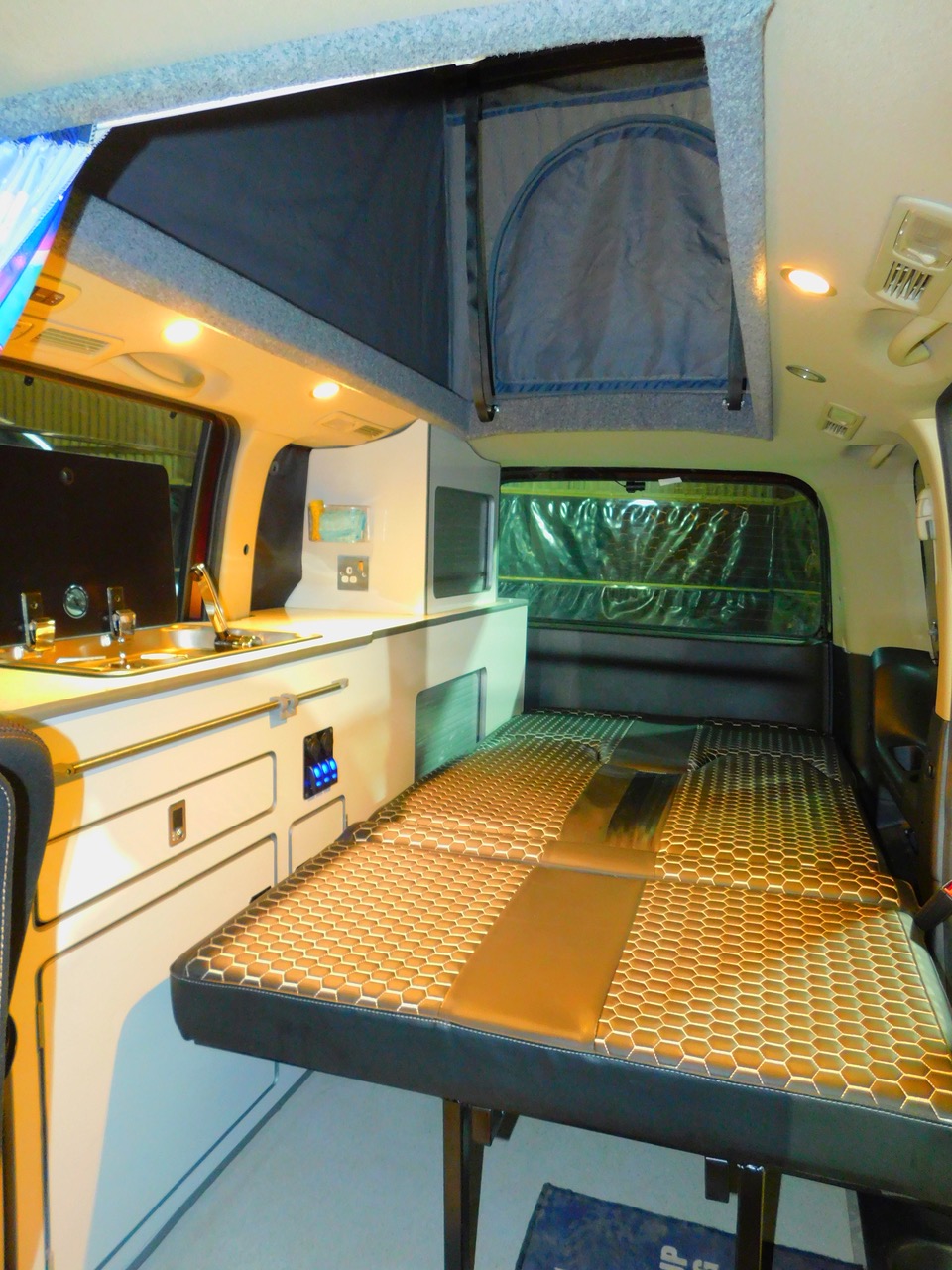 Wellhouse Nissan Serena 2.0 PETROL AUTOMATIC 2 Berth Campervan with Pop Top with 4 Seat Belts. LEZ Compliant. 2010 with Only 73,000 miles from New. Just 4.68 m or 15 ft 4 in Long and 1.695 m or 5 ft 6 in Wide and just 1.98m High.. £22,999 - Image 3