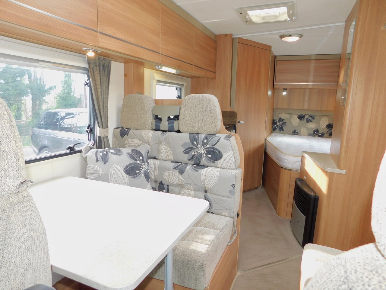 Swift Escape 664. Fiat 2.3 4 Berth with 4 x Seat Belts. Fixed French Corner Bed. Only 32,000 miles and One Owner from New. June 2012. 6-7m Long or 6.85m with the fitted Bike Rack. £32,999 - Image 11