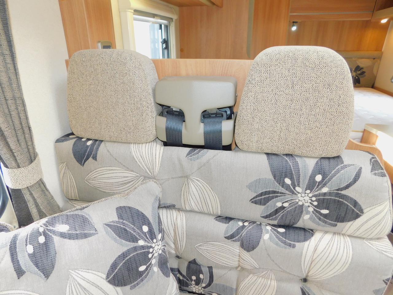 Swift Escape 664. Fiat 2.3 4 Berth with 4 x Seat Belts. Fixed French Corner Bed. Only 32,000 miles and One Owner from New. June 2012. 6-7m Long or 6.85m with the fitted Bike Rack. £32,999 - Image 7