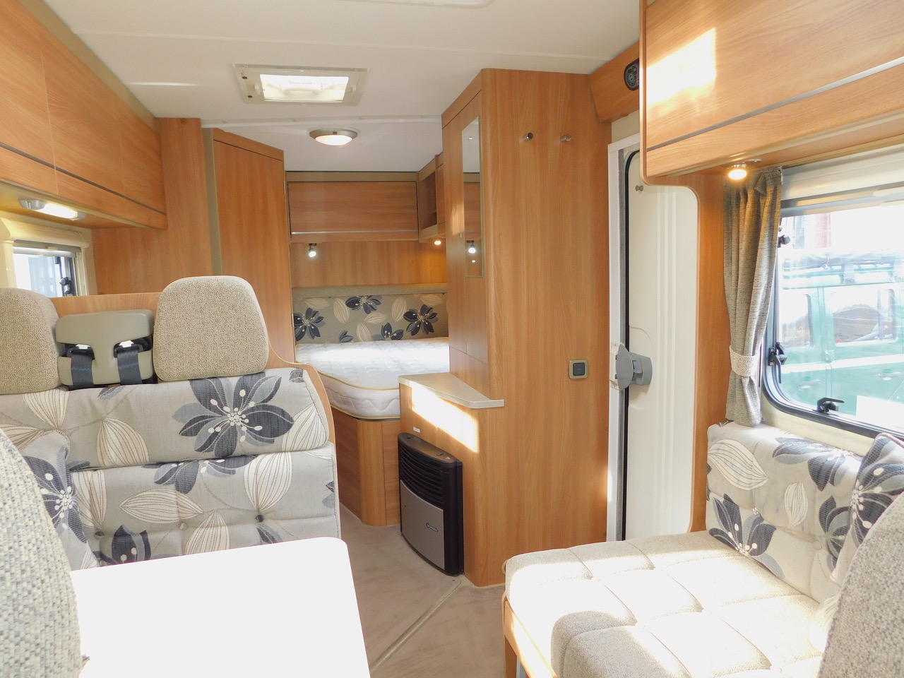 Swift Escape 664. Fiat 2.3 4 Berth with 4 x Seat Belts. Fixed French Corner Bed. Only 32,000 miles and One Owner from New. June 2012. 6-7m Long or 6.85m with the fitted Bike Rack. £32,999 - Image 6
