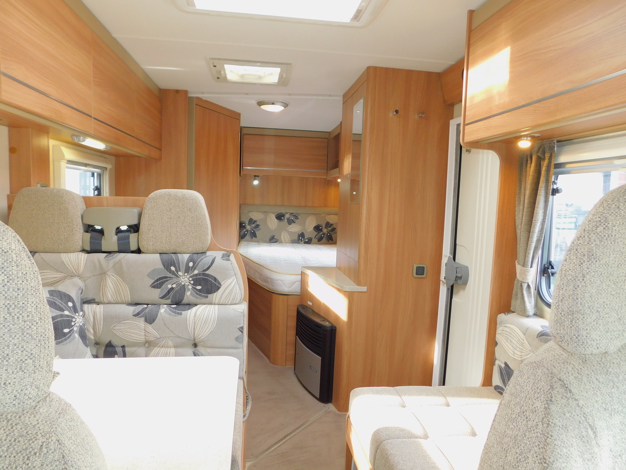 Swift Escape 664. Fiat 2.3 4 Berth with 4 x Seat Belts. Fixed French Corner Bed. Only 32,000 miles and One Owner from New. June 2012. 6-7m Long or 6.85m with the fitted Bike Rack. £32,999 - Image 4