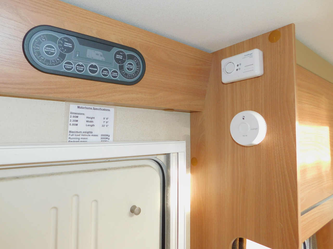 Swift Escape 664. Fiat 2.3 4 Berth with 4 x Seat Belts. Fixed French Corner Bed. Only 32,000 miles and One Owner from New. June 2012. 6-7m Long or 6.85m with the fitted Bike Rack. £32,999 - Image 20